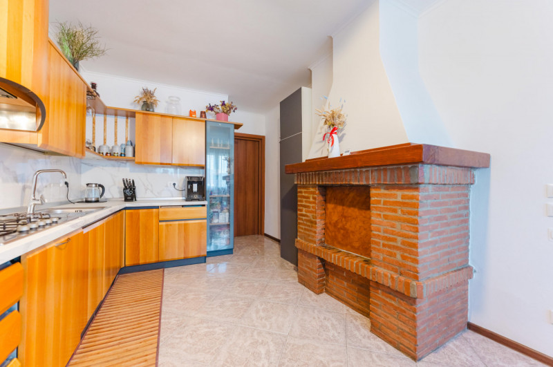 In zona comoda a tutti i servizi, proponiamo in vendita appartamento al piano terra con ingresso ...