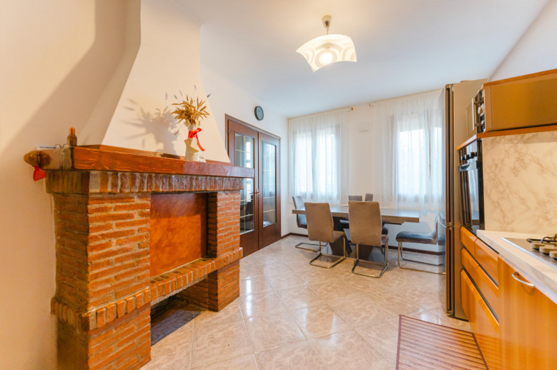 In zona comoda a tutti i servizi, proponiamo in vendita appartamento al piano terra con ingresso ...