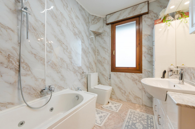 In zona comoda a tutti i servizi, proponiamo in vendita appartamento al piano terra con ingresso ...