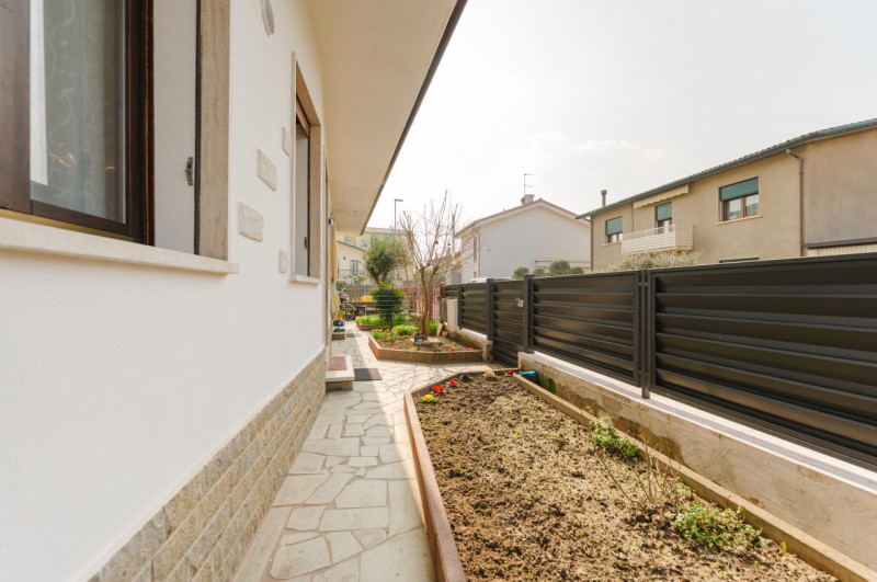 In zona comoda a tutti i servizi, proponiamo in vendita appartamento al piano terra con ingresso ...