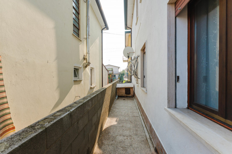 In zona comoda a tutti i servizi, proponiamo in vendita appartamento al piano terra con ingresso ...