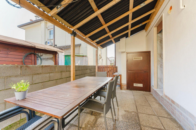 In zona comoda a tutti i servizi, proponiamo in vendita appartamento al piano terra con ingresso ...