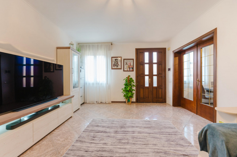 In zona comoda a tutti i servizi, proponiamo in vendita appartamento al piano terra con ingresso ...