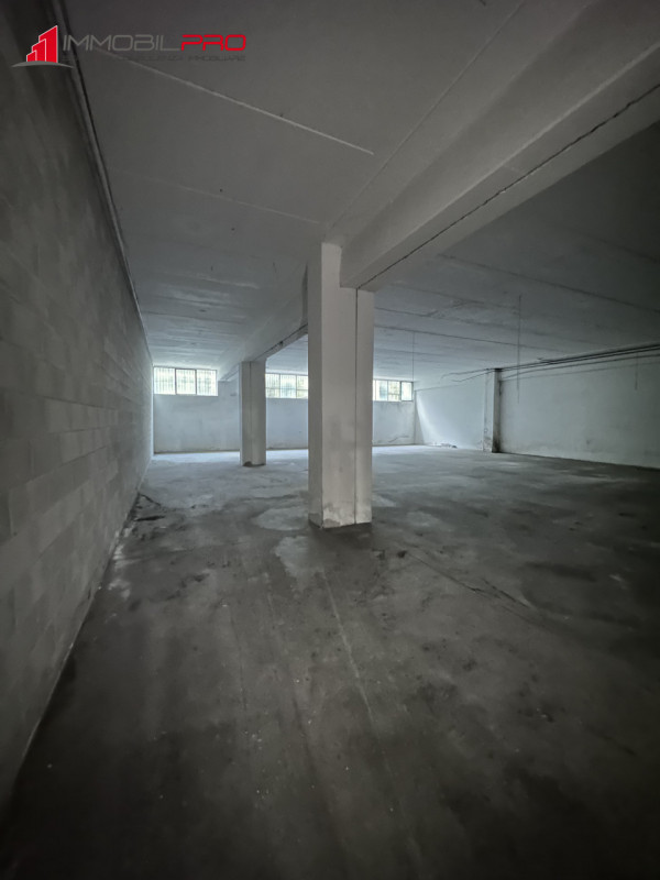 Proponiamo in vendita magazzino di 268 mq con volumetria  di mc 1.018.

Situato al piano sottostr...