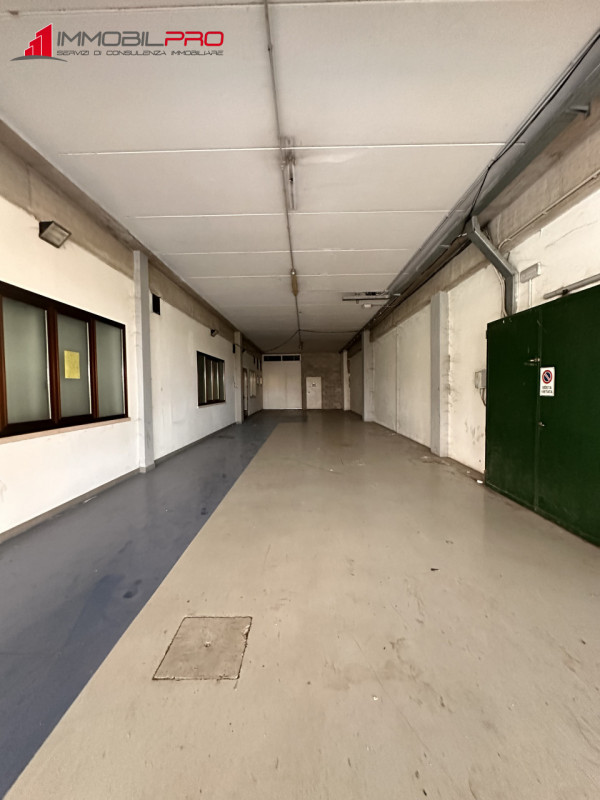 Proponiamo in vendita magazzino di 268 mq con volumetria  di mc 1.018.

Situato al piano sottostr...
