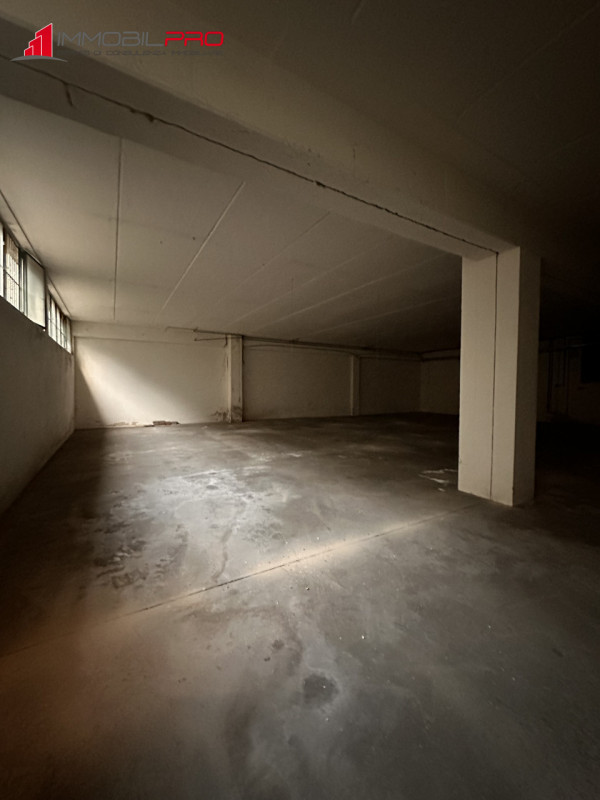 Proponiamo in vendita magazzino di 268 mq con volumetria  di mc 1.018.

Situato al piano sottostr...