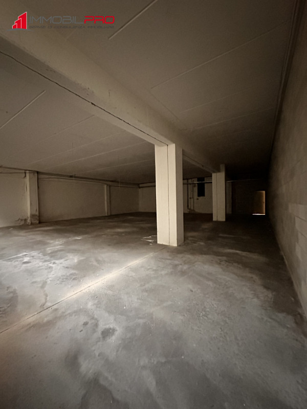 Proponiamo in vendita magazzino di 268 mq con volumetria  di mc 1.018.

Situato al piano sottostr...