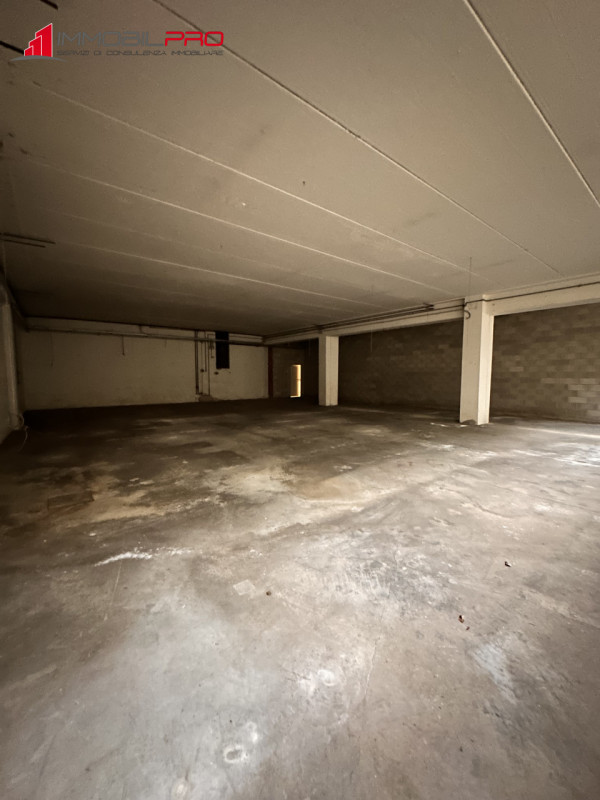 Proponiamo in vendita magazzino di 268 mq con volumetria  di mc 1.018.

Situato al piano sottostr...