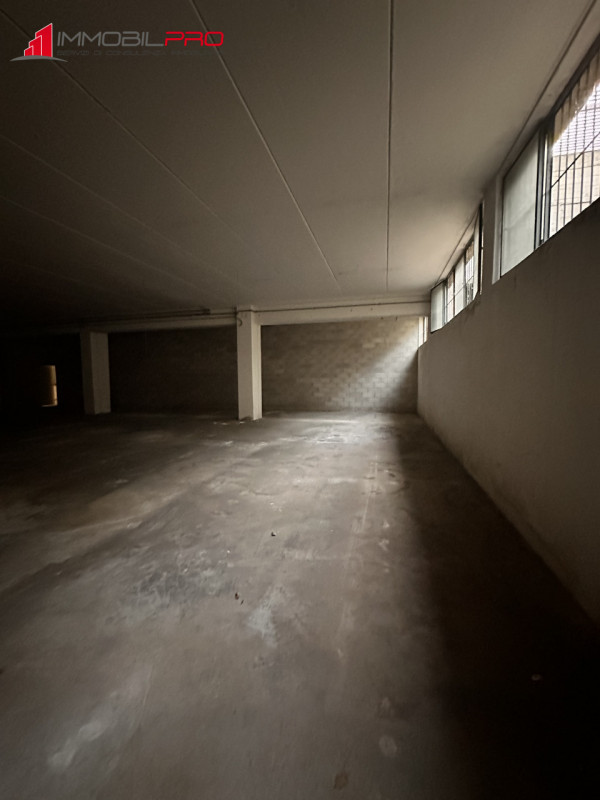 Proponiamo in vendita magazzino di 268 mq con volumetria  di mc 1.018.

Situato al piano sottostr...