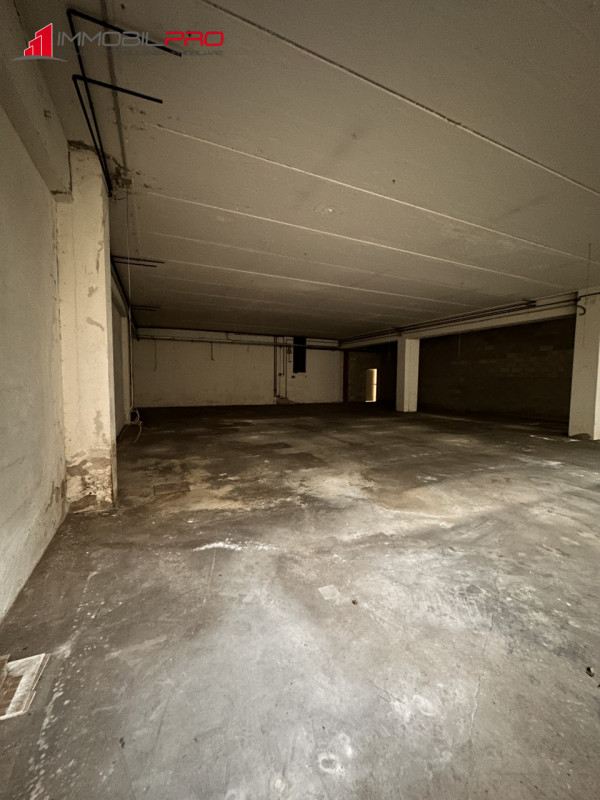 Proponiamo in vendita magazzino di 268 mq con volumetria  di mc 1.018.

Situato al piano sottostr...