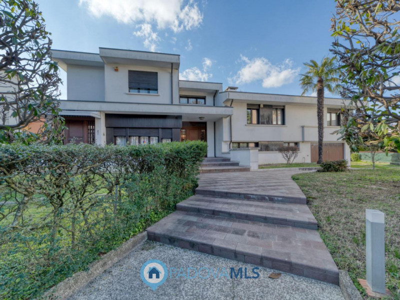 Prestigiosa villa contemporanea in vendita in zona Forcellini, Padova

Immobile in esclusiva al G...