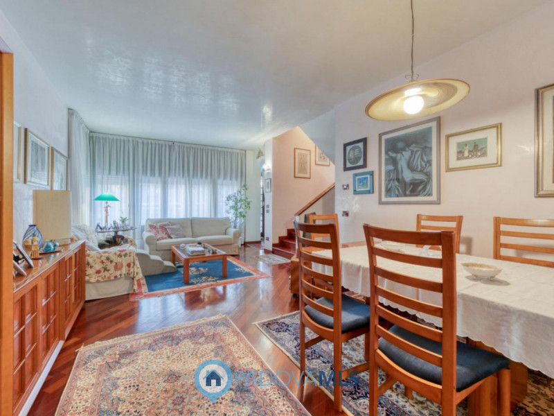 Prestigiosa villa contemporanea in vendita in zona Forcellini, Padova

Immobile in esclusiva al G...