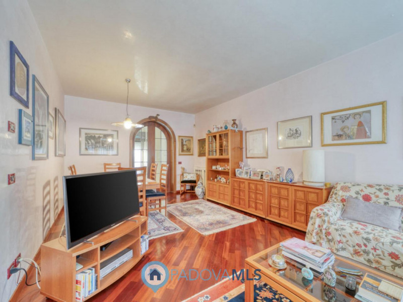 Prestigiosa villa contemporanea in vendita in zona Forcellini, Padova

Immobile in esclusiva al G...