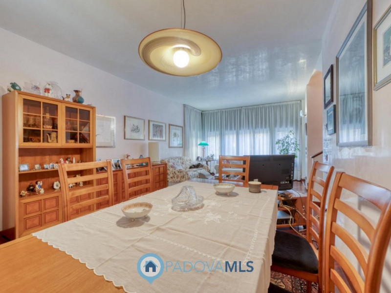 Prestigiosa villa contemporanea in vendita in zona Forcellini, Padova

Immobile in esclusiva al G...