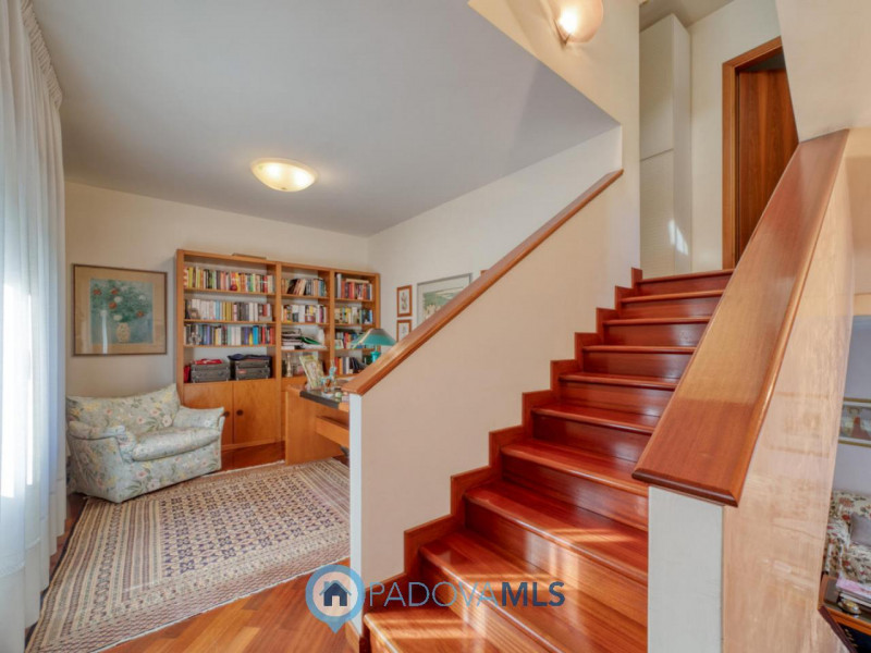 Prestigiosa villa contemporanea in vendita in zona Forcellini, Padova

Immobile in esclusiva al G...