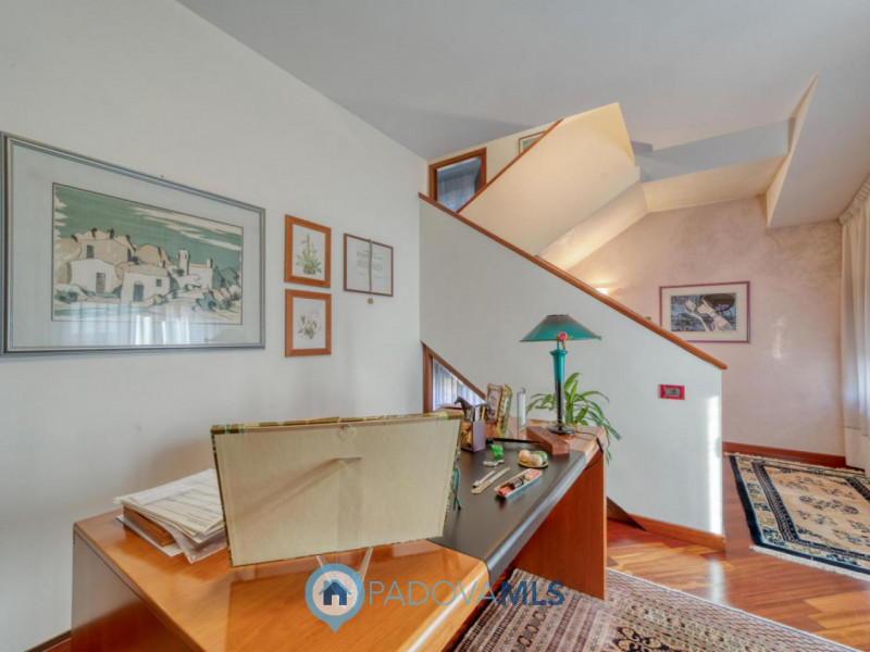 Prestigiosa villa contemporanea in vendita in zona Forcellini, Padova

Immobile in esclusiva al G...