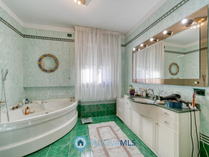 Prestigiosa villa contemporanea in vendita in zona Forcellini, Padova

Immobile in esclusiva al G...