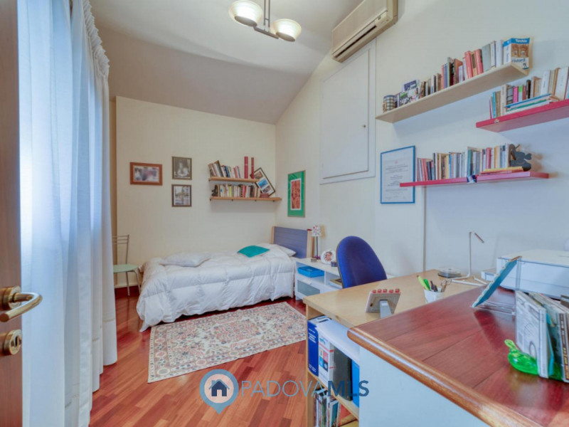 Prestigiosa villa contemporanea in vendita in zona Forcellini, Padova

Immobile in esclusiva al G...