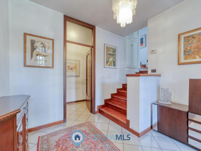 Prestigiosa villa contemporanea in vendita in zona Forcellini, Padova

Immobile in esclusiva al G...