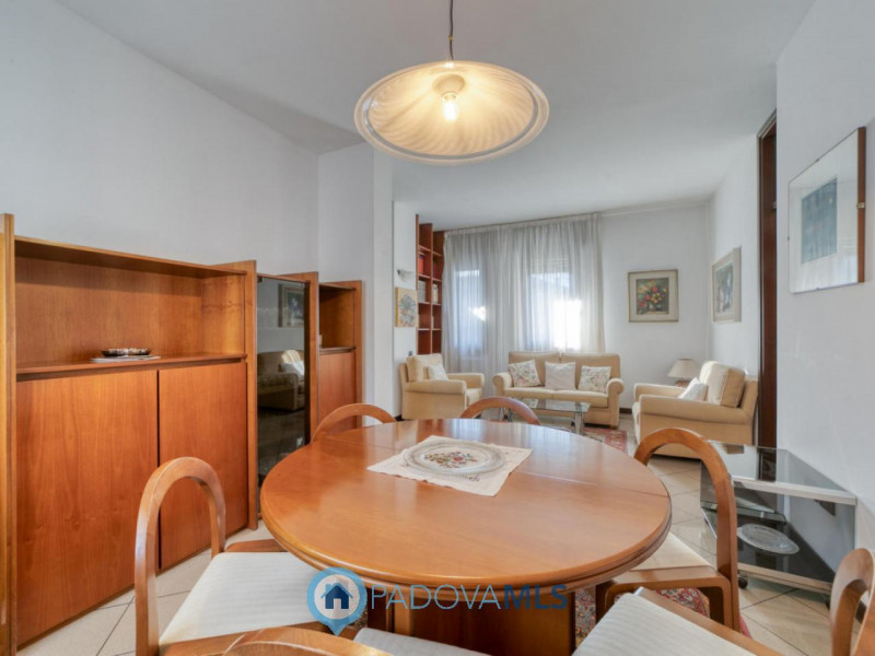 Prestigiosa villa contemporanea in vendita in zona Forcellini, Padova

Immobile in esclusiva al G...