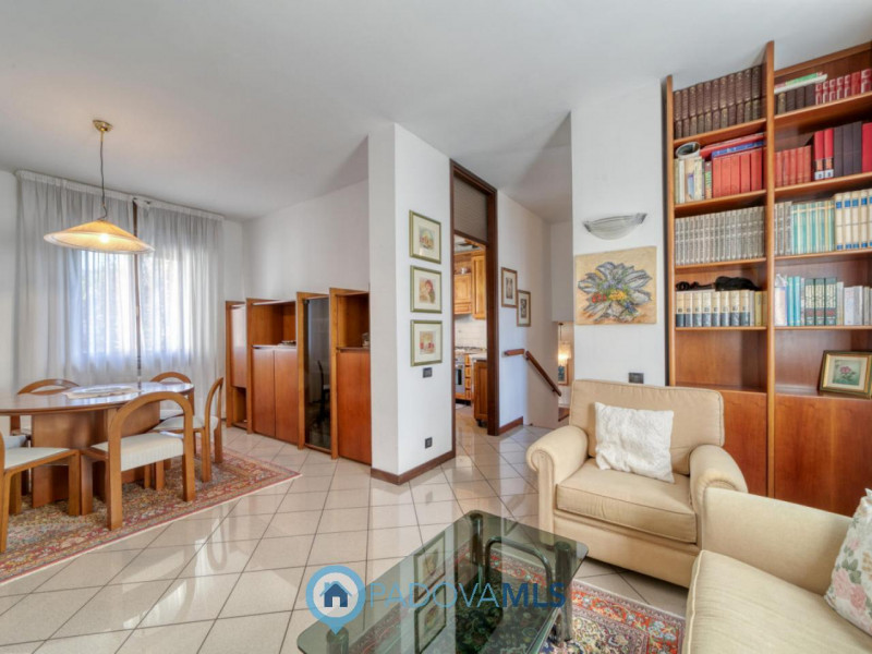 Prestigiosa villa contemporanea in vendita in zona Forcellini, Padova

Immobile in esclusiva al G...