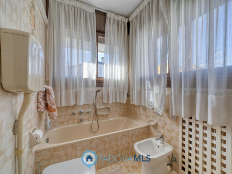 Prestigiosa villa contemporanea in vendita in zona Forcellini, Padova

Immobile in esclusiva al G...