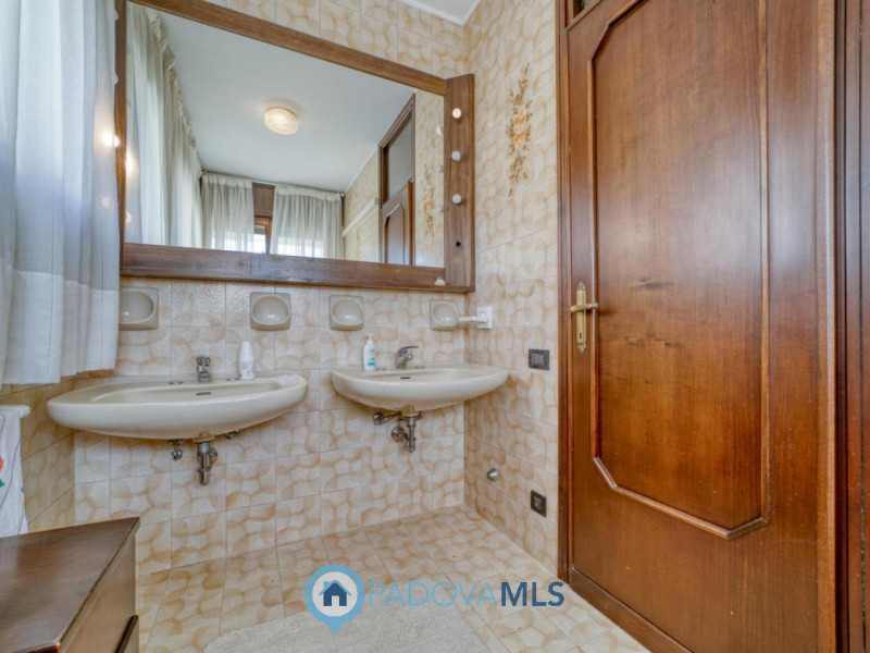 Prestigiosa villa contemporanea in vendita in zona Forcellini, Padova

Immobile in esclusiva al G...