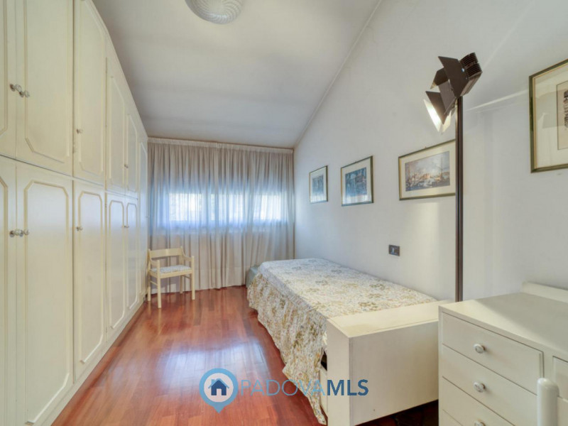 Prestigiosa villa contemporanea in vendita in zona Forcellini, Padova

Immobile in esclusiva al G...