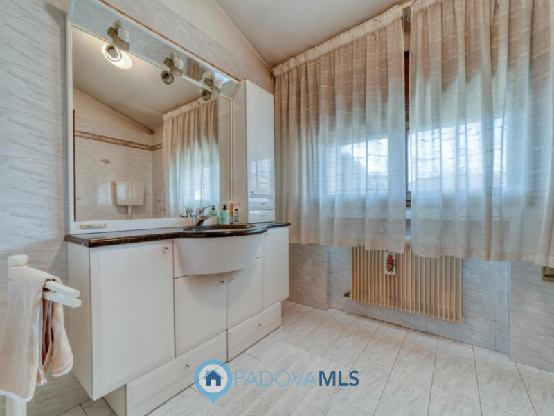 Prestigiosa villa contemporanea in vendita in zona Forcellini, Padova

Immobile in esclusiva al G...