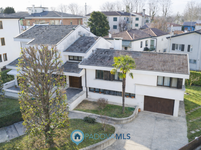 Prestigiosa villa contemporanea in vendita in zona Forcellini, Padova

Immobile in esclusiva al G...
