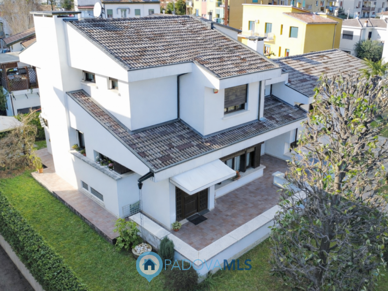 Prestigiosa villa contemporanea in vendita in zona Forcellini, Padova

Immobile in esclusiva al G...