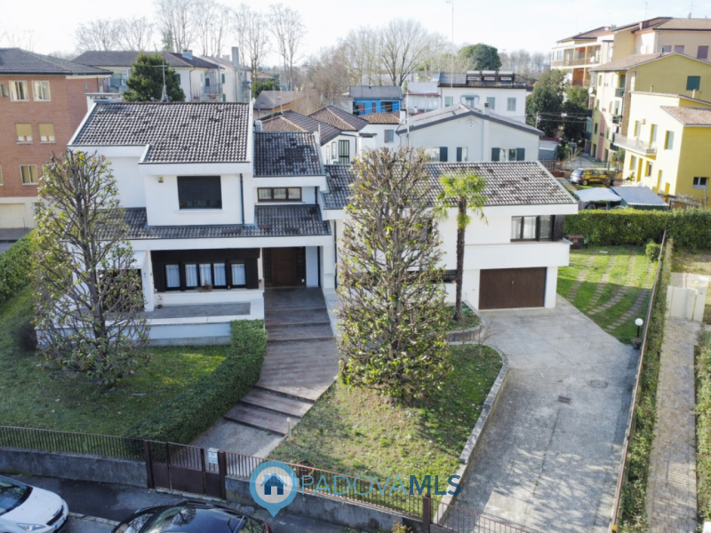 Prestigiosa villa contemporanea in vendita in zona Forcellini, Padova

Immobile in esclusiva al G...