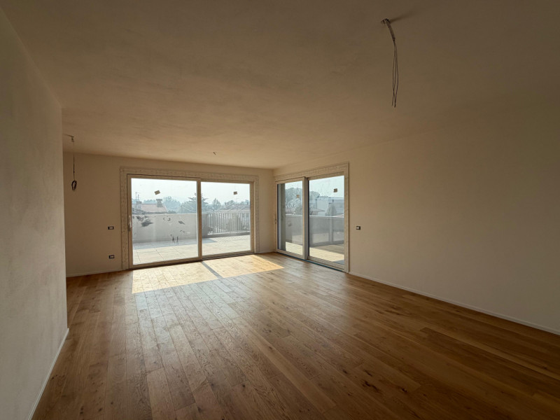 In un elegante quartiere residenziale, a pochi passi dal centro storico, proponiamo nuovo attico ...