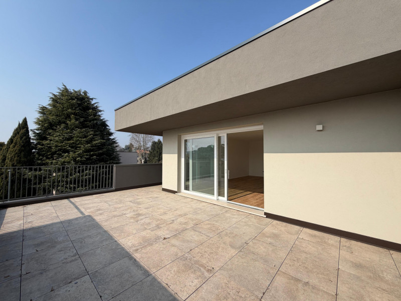 In un elegante quartiere residenziale, a pochi passi dal centro storico, proponiamo nuovo attico ...