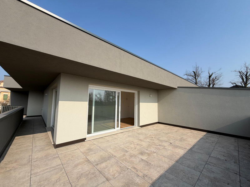 In un elegante quartiere residenziale, a pochi passi dal centro storico, proponiamo nuovo attico ...