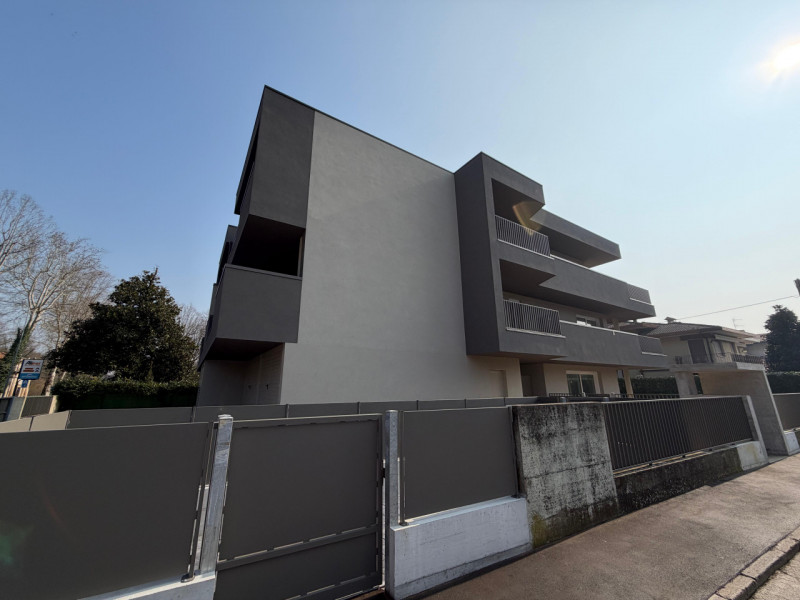 In un elegante quartiere residenziale, a pochi passi dal centro storico, proponiamo nuovo attico ...