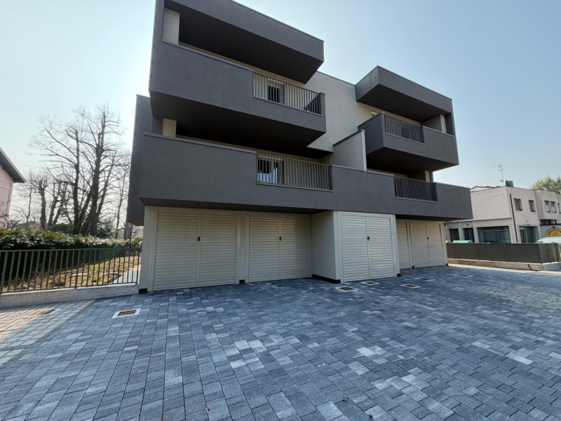 In un elegante quartiere residenziale, a pochi passi dal centro storico, proponiamo nuovo attico ...