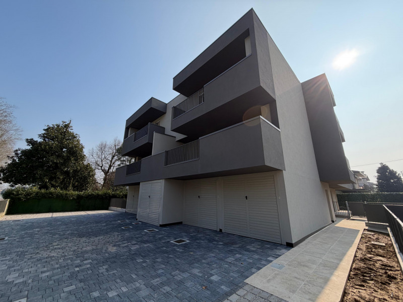 In un elegante quartiere residenziale, a pochi passi dal centro storico, proponiamo nuovo attico ...