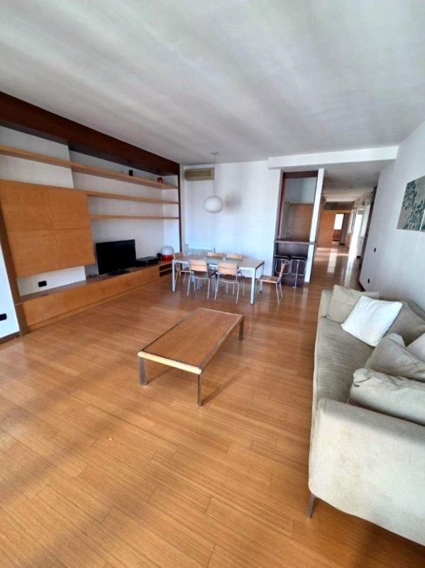 2 CAMERE AMPIO IN PIAZZA INSUREZZIONE €.450.000 - rif.MG009

Scopri questo splendido appartamento...