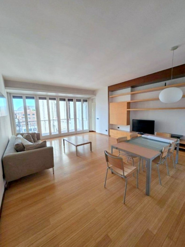 2 CAMERE AMPIO IN PIAZZA INSUREZZIONE €.450.000 - rif.MG009

Scopri questo splendido appartamento...