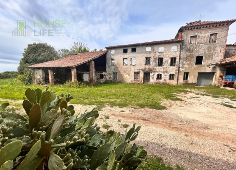 BREGANZE: in zona di campagna circondata da vigneti, casale affiancato da ristrutturare di c.a. 3...