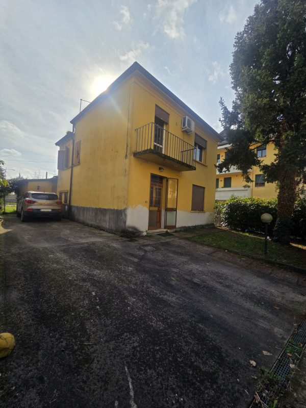 PADOVA in quartiere ARCELLA/SAN LORENZO, zona residenziale comoda ai servizi e ben collegata al c...