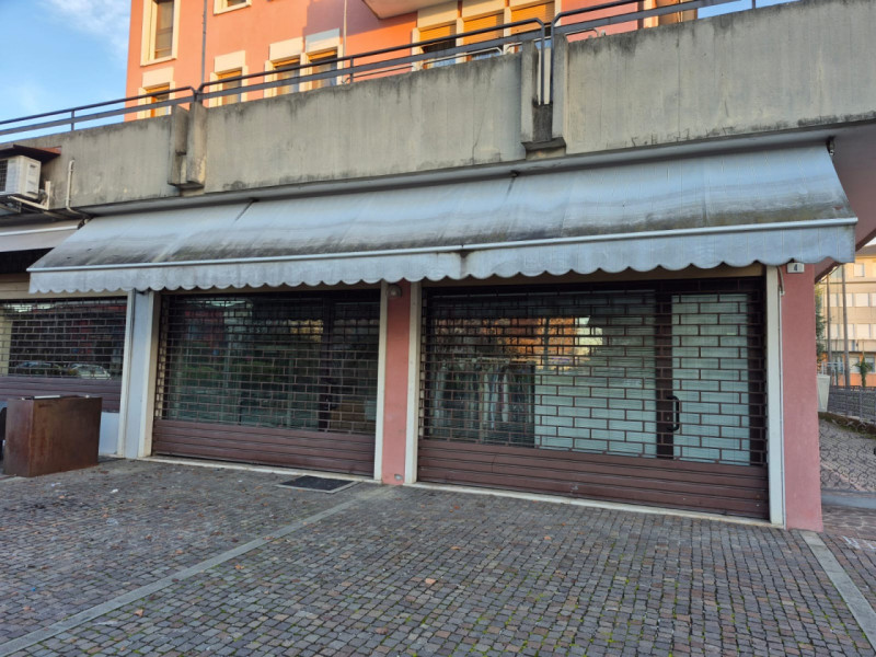 Proponiamo in vendita negozio/ufficio libero, situato al piano terra nel cuore del quartiere San ...