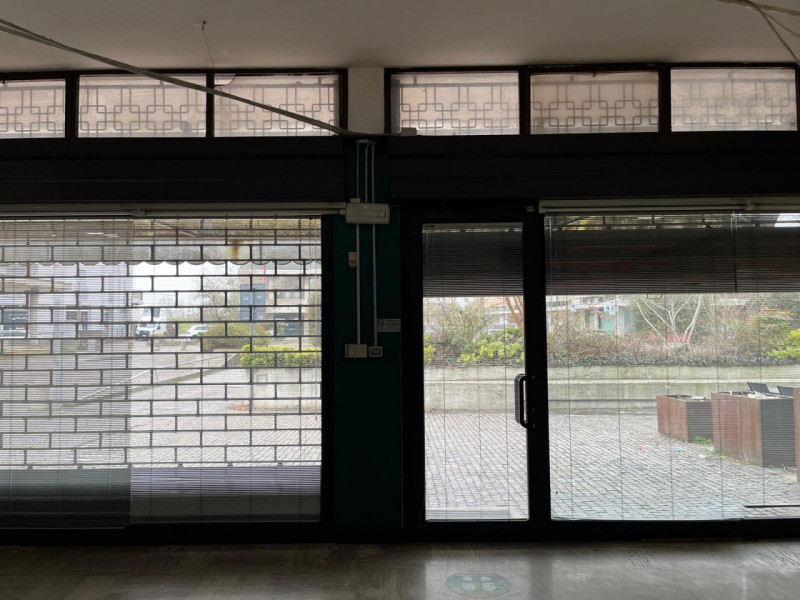 Proponiamo in vendita negozio/ufficio libero, situato al piano terra nel cuore del quartiere San ...