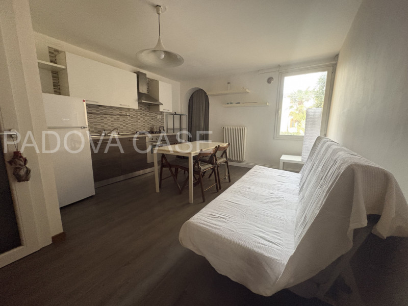 SOLO REFERENZIATI 

nella rinomata zona Savonarola, all'interno delle storiche Mura Cinquecentesc...