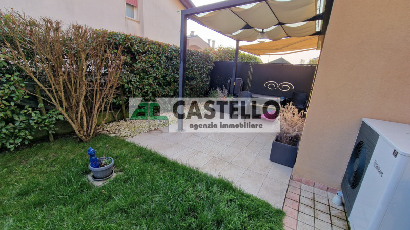 A Villanova di Camposampiero, in località Mussolini, proponiamo in esclusiva interessante porzion...