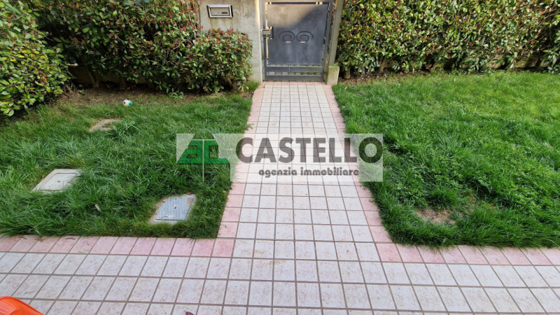 A Villanova di Camposampiero, in località Mussolini, proponiamo in esclusiva interessante porzion...