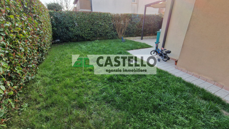 A Villanova di Camposampiero, in località Mussolini, proponiamo in esclusiva interessante porzion...