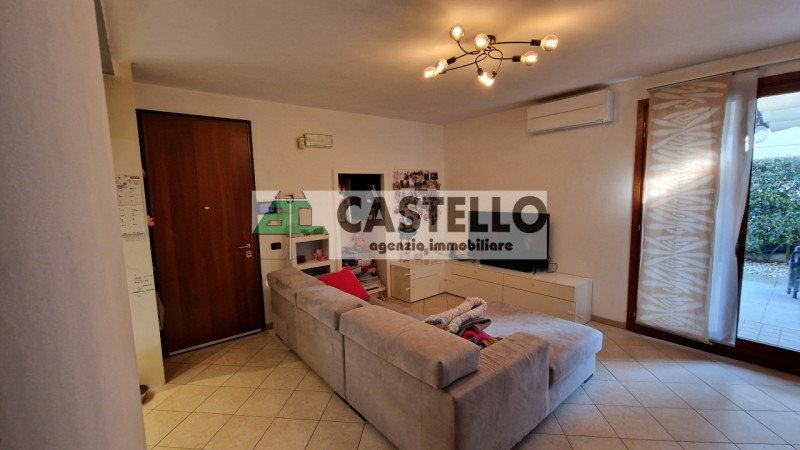 A Villanova di Camposampiero, in località Mussolini, proponiamo in esclusiva interessante porzion...