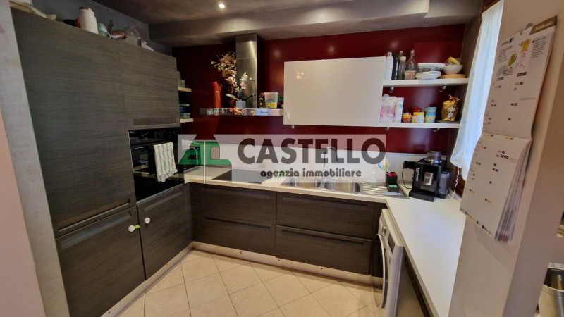 A Villanova di Camposampiero, in località Mussolini, proponiamo in esclusiva interessante porzion...